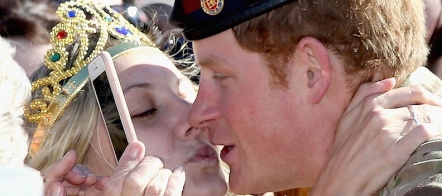 Prince Harry dodges a smooch from a Sydney fan [VIDEO] - Prince-Harry-Kiss2-e1431012253982-890x395_c