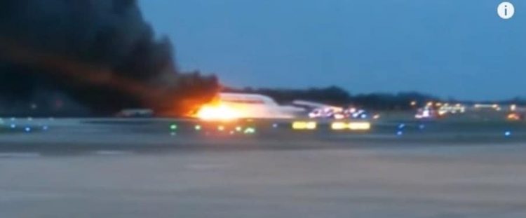 Dramatic footage of Singapore Airlines flight on fire